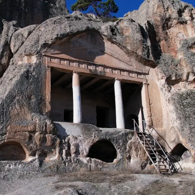 Ein in den Felsen gemeißeltes phrygisches Säulenmonument im Phrygischen Tal