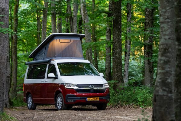 VW-Transporter-Camper unterwegs